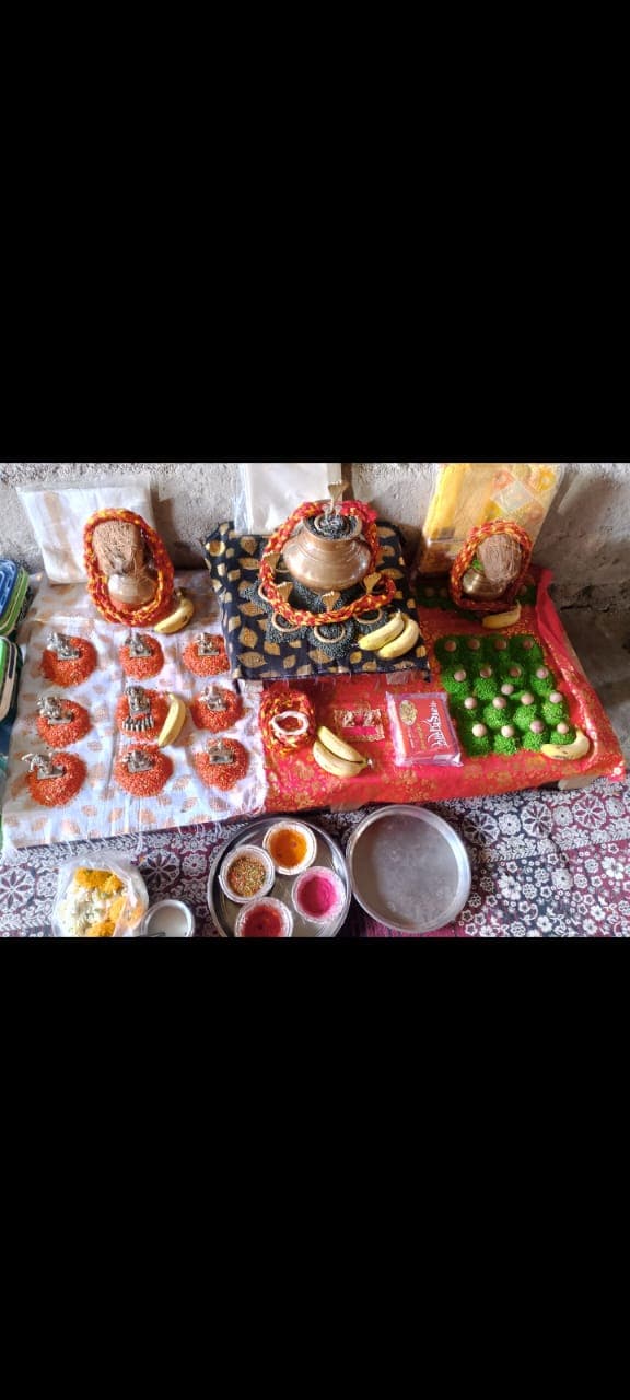 पंडित जी पूजा संपन्न करवाते हुए
